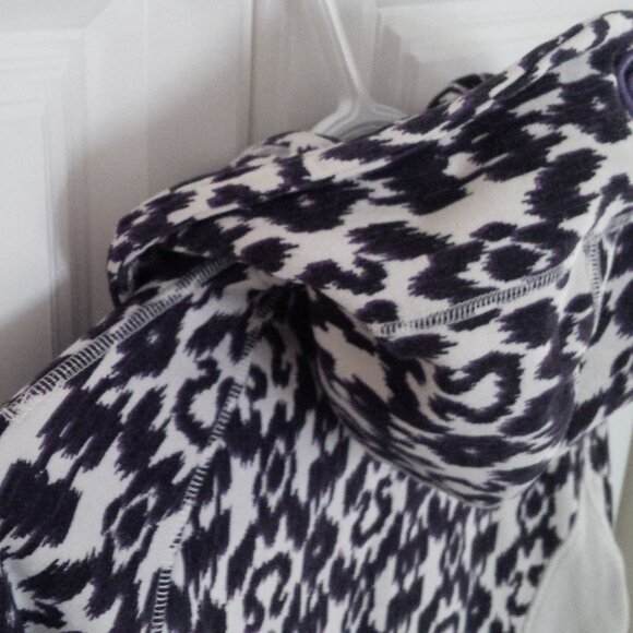 Lululemon Size 8 Ladies Athletica Zip-Up Hoodie, Black/Grey - Picture 6 of 7